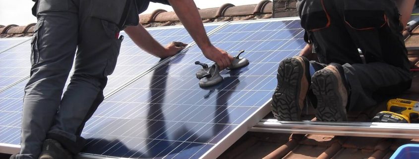 Aumenta la vida útil de tus paneles solares gracias a un mantenimiento adecuado